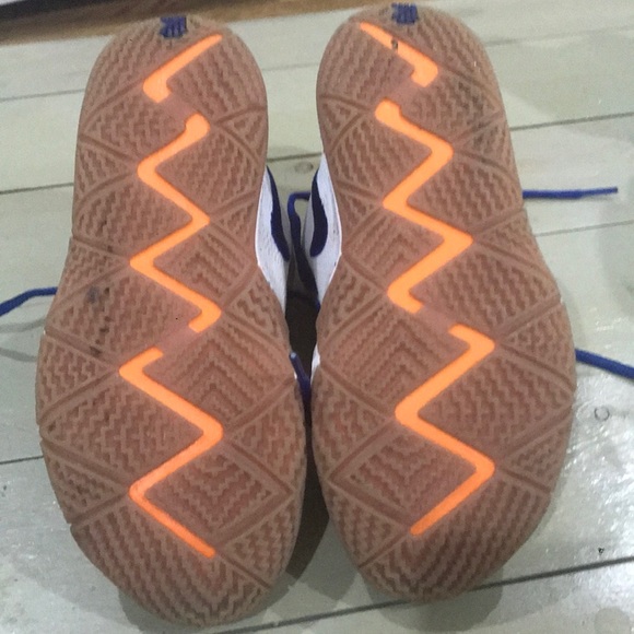 Kyrie Basketball shoes - Picture 3 of 3